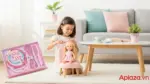 Bé gái 3 tuổi đang chải tóc cho búp bê trong phòng khách sáng sủa, gợi ý quà cho bé gái 3 tuổi an toàn, phù hợp độ tuổi và giúp phát triển kỹ năng