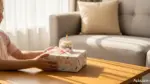 Cảnh bé 9 tuổi nhận hộp quà sinh nhật được gói tinh tế trong không gian sáng nhẹ, gợi tiêu chí chọn quà phù hợp và an toàn
