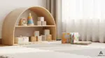 Góc phòng chơi an toàn với quà cho bé trai 1 tuổi: đồ chơi mềm, sách vải và khối xếp nhiều màu trên thảm xốp, ánh sáng tự nhiên dịu nhẹ